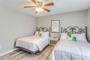 3 bedrooms, desk, iron/ironing board, Internet