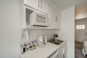 Fridge, microwave, coffee/tea maker, cookware/dishes/utensils - Steps to Soap Lake: Studio Stay w/ Patio! (Soap Lake)