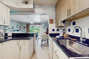 Fridge, microwave, oven, stovetop - Cozy coastal condo with shared pool, close to the beach and shopping (Gulf Breeze)