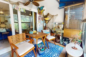 Outdoor dining - Cozy coastal condo with shared pool, close to the beach and shopping (Gulf Breeze)