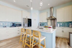 Réfrigérateur, four à micro-ondes, un four, surface de cuisson