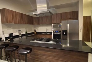 Réfrigérateur, micro-ondes, four, cafetière/bouilloire