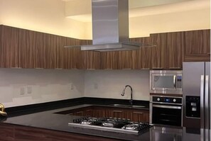 Kühlschrank, Mikrowelle, Ofen, Wasserkocher mit Kaffee-/Teezubehör