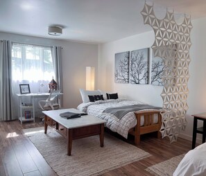 1 bedroom, iron/ironing board, WiFi, bed sheets - Private Urban Garden Escape Studio in Kalamazoo (Kalamazoo)