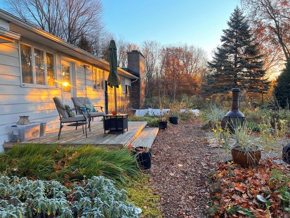 Terrace/patio - Private Urban Garden Escape Studio in Kalamazoo (Kalamazoo)