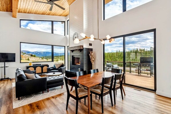 Smart TV, fireplace, stereo