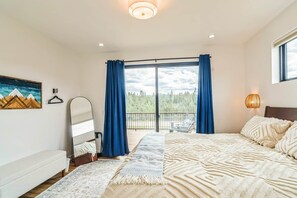 3 chambres, bureau, fer et planche à repasser, lit de bébé portatif