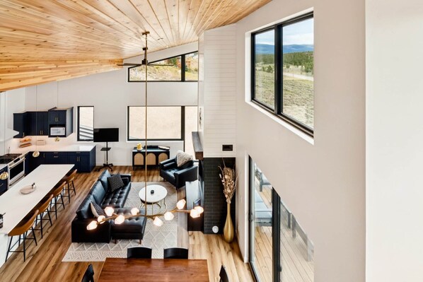 Smart TV, fireplace, stereo