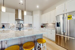 Fridge, microwave, oven, stovetop - Nautical home in coastal community with shared pool, Wifi, Pet friendly (Pensacola)