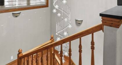 Classy 7 bedrooms 5 bathrooms house with pool & hot-tub in up scale neighborhood