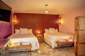 A hotel room with two beds, a television, a wooden wardrobe, and a woven bench. - Lake View House Cerro Verde (Santa Ana)