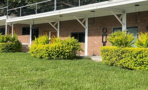 Un edificio con un cartel que dice "Habitación Doble con Vista a la Naturaleza".