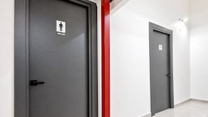 A corridor with two doors, one marked 'CABALLERO' and the other with a wheelchair accessibility symbol.