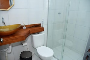 Standard-Doppelzimmer | Badezimmer | Dusche, Handtücher, Toilettenpapier