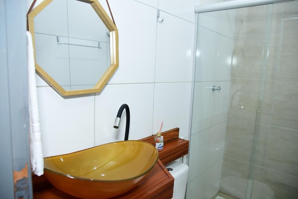 Habitación triple estándar | Baño | Ducha, toallas y papel higiénico