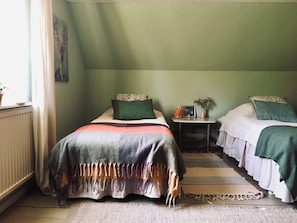 3 bedrooms, travel crib, internet