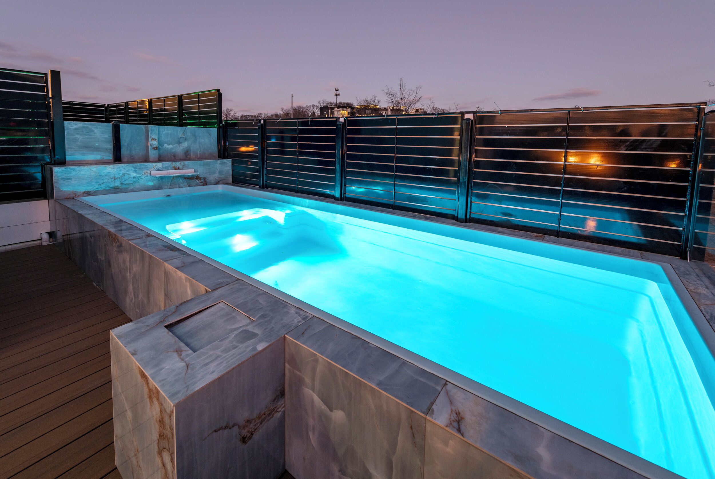 2 hồ bơi ngoài trời 