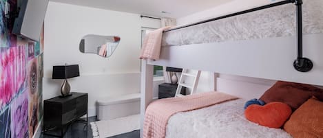 Luxe huis, meerdere slaapkamers, privézwembad, uitzicht op stad | Een strijkplank/strijkijzer, gratis wifi