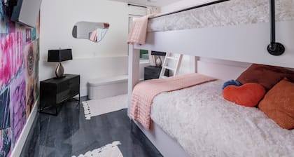 Large Groups - Rooftop Pools - Sleeps 24
