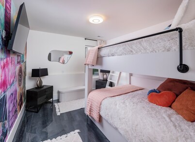 Large Groups - Rooftop Pools - Sleeps 24
