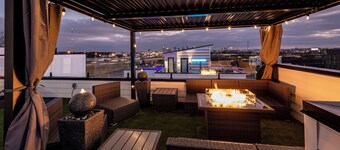 Large Groups - Rooftop Pools - Sleeps 24
