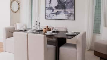 Maison luxueuse, plusieurs chambres, piscine privée, vue sur la ville | Salle à manger