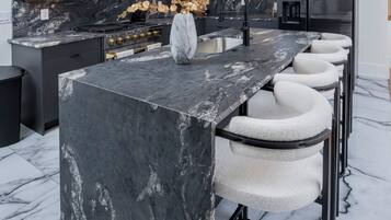 Luxe huis, meerdere slaapkamers, privézwembad, uitzicht op de stad | Privékeuken | Een koelkast, een microgolfoven, een oven, een kookplaat