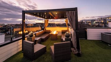 Maison luxueuse, plusieurs chambres, piscine privée, vue sur la ville | Terrasse/patio