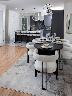 Luxury House, Multiple Bedrooms, Private Pool, City View | Dining room