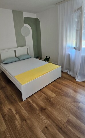 2 makuuhuonetta, silitysrauta/-lauta, ilmainen Wi-Fi, vuodevaatteet