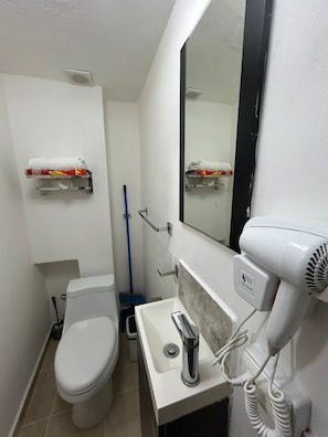 Doccia, asciugacapelli, asciugamani, sapone