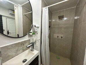 Dusche, Haartrockner, Handtücher, Seife