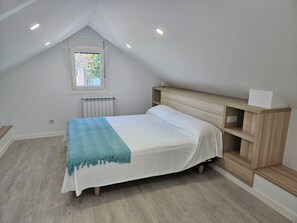 4 habitaciones, tabla de planchar con plancha, wifi y ropa de cama 