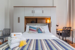 1 quarto, ferros/tábuas de passar roupa, berço de viagem