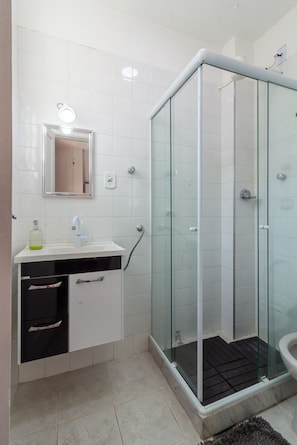 Dusche, Haartrockner, Handtücher, Shampoo