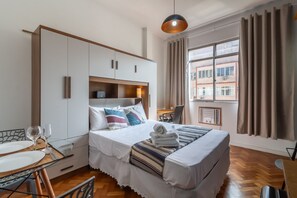 1 quarto, ferros/tábuas de passar roupa, berço de viagem