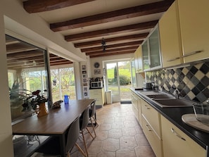Microwave, oven, stovetop, dishwasher - Le Jardin Des Dames Lavandes (Ganties)