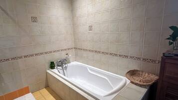 Sèche-cheveux, serviettes fournies, savon, papier toilette