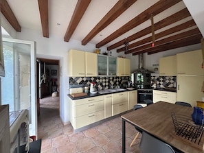 Microondas, horno, placa de cocina y lavavajillas