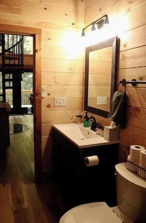 Douche, sèche-cheveux, serviettes fournies, papier toilette