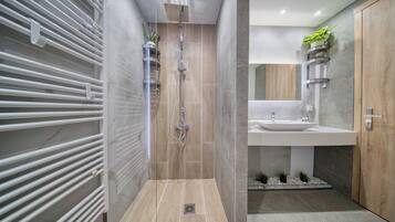 Dusche, Haartrockner, Handtücher, Seife