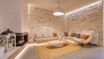 Smart TV, fireplace