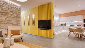 Smart TV, fireplace
