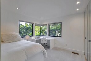 4 عدّة غرف نوم ومساحة عمل للكمبيوتر المحمول ومكواة/لوح كي وملاءات أسرّة