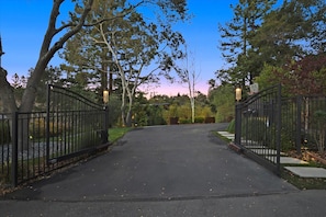 Studio (4 Bedrooms) | Majoituspaikan sisäänkäynti