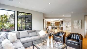 Studio (4 Bedrooms) | Living area | TV