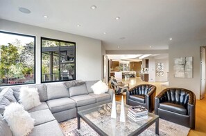 Estúdio (4 Bedrooms) | Área de estar | TV