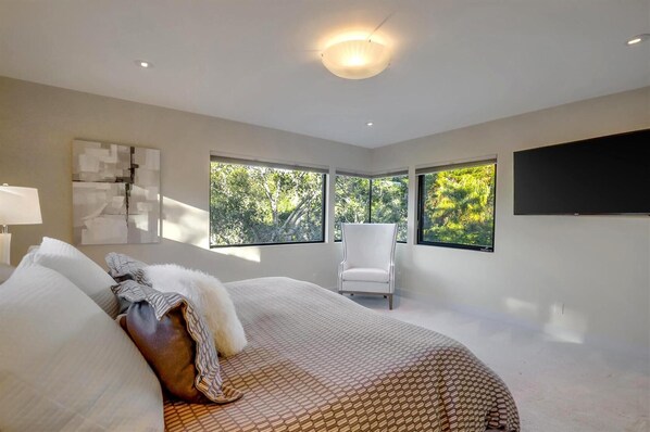 4 bedrooms, desk, laptop workspace, iron/ironing board