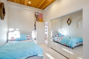 Studio (4 Bedrooms) | 4 kamar tidur, ruang kerja ramah laptop, dan setrika/meja setrika