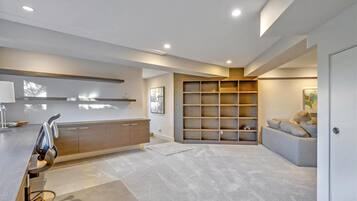 Studio (4 Bedrooms) | Library